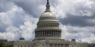 Congreso de EE. UU. aprueba plan fiscal de Trump con impuesto del 3.5 % a remesas