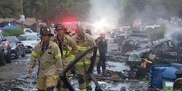 Avioneta se estrella en barrio de San Diego e incendia 15 casas