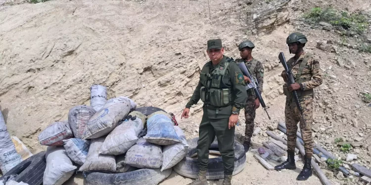 Detienen hombre con 8,600 cigarrillos y carbón vegetal en Jimaní