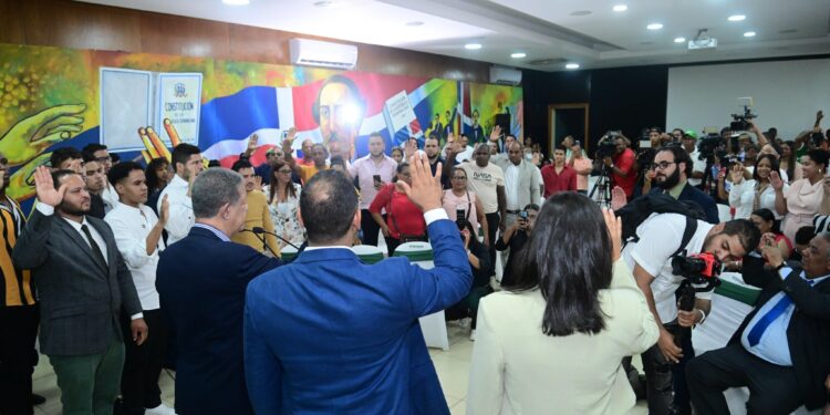 Leonel juramenta a varios dirigentes de La Vega en la Fuerza del Pueblo 