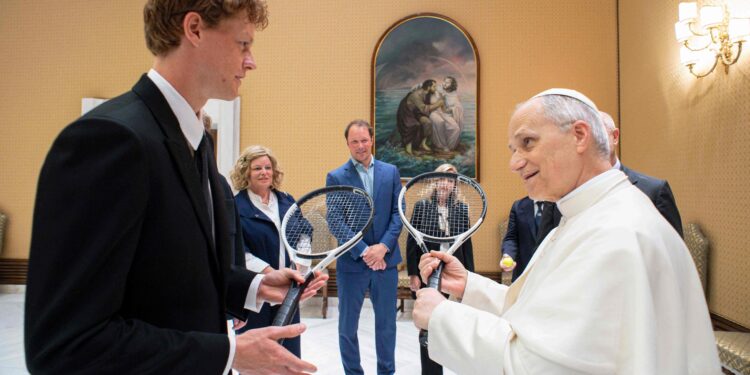 El papa León XIV recibe al tenista número uno del mundo, Jannik Sinner