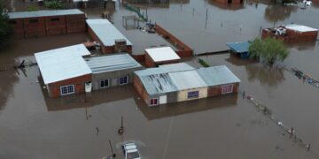 Tres desaparecidos y miles de evacuados por inundaciones en Argentina 
