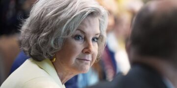 Suplantan a jefa de despacho de Trump en presunto fraude con IA
