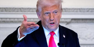Trump inicia levantamiento de sanciones a Siria tras reunirse con nuevo presidente
