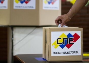 Abren centros de votación en Venezuela bajo clima de represión y división opositora