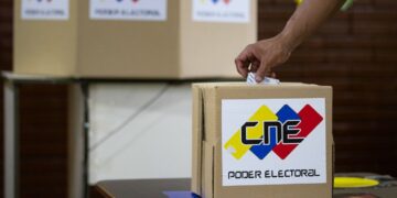 Abren centros de votación en Venezuela bajo clima de represión y división opositora