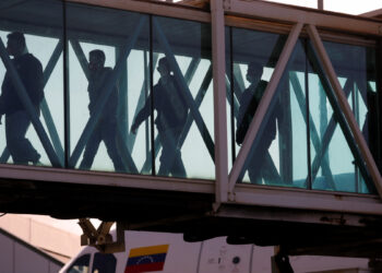 EE.UU. ofrece 1,000 dólares a indocumentados que acepten autodeportarse
