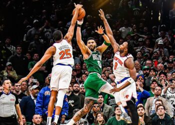 Knicks remontan 20 puntos y ponen a Celtics contra las cuerdas