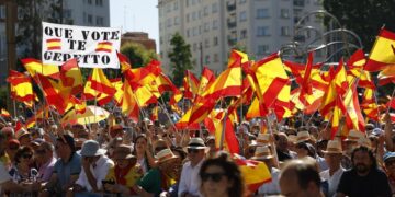 Protestan en Madrid para exigir la dimisión del presidente Pedro Sánchez: “ríndase”