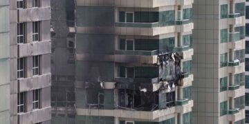 Más de 3,800 evacuados por incendio en torre de 67 pisos en Dubái