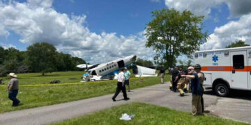 Se estrella avión con 20 personas a bordo tras despegar en EEUU; hay heridos graves