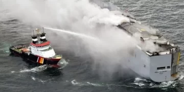 Buque con miles de autos desde China se incendia rumbo a México