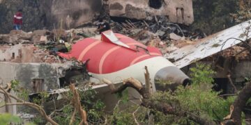 Hallan caja negra en techo de edificio impactado por avión en India