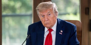 Trump amenaza a Irán y dice que el líder supremo es “un blanco fácil”