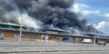 Incendio de gran magnitud afecta instalaciones del Merca Santo Domingo