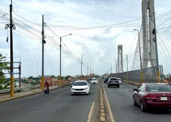 Restablecen tránsito en el puente de la 17 tras caída de postes de luz