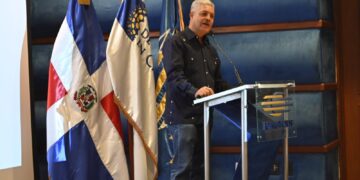 Luis Carvajal advierte sobre riesgos de privatización del agua