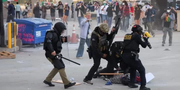 Múltiples redadas migratorias dejan al menos 45 detenidos en Los Ángeles